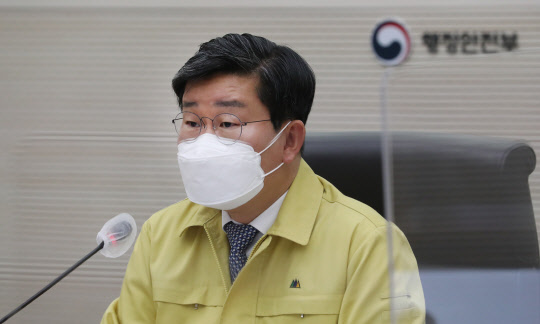 전해철 행정안전부 장관이 22일 오전 세종시 정부세종2청사에서 열린 신종 코로나바이러스 감염증(코로나19) 대응 중앙재난안전대책본부 회의를 주재하며 발언하고 있다. 연합뉴스